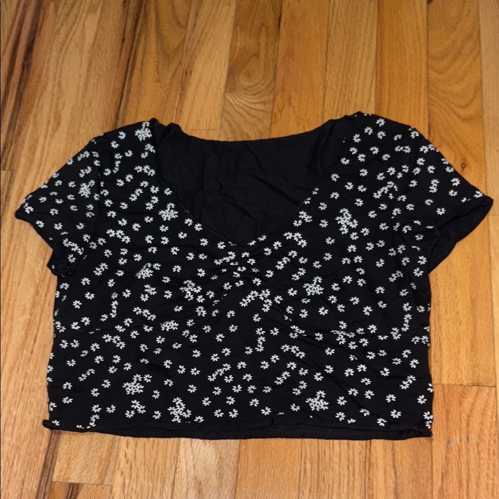 SHEIN Black Ruched V Neck Lettuce Trim Crop Tee